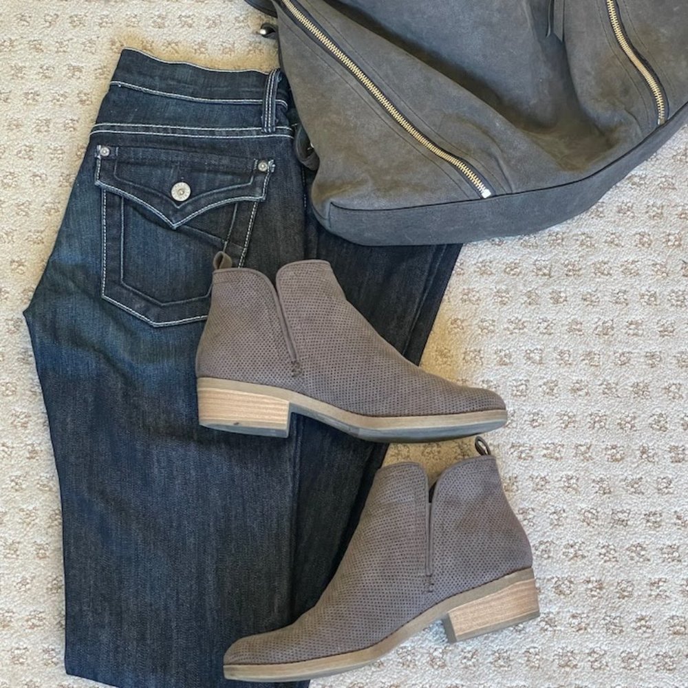 DV BY DOLCE VITA PREFORATED TAUPE SUEDE ANKLE BOOTIES SIZE 7 EUC!